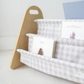 MBGBG_3Sprouts_Dwustronny Stojak na Książki dla Dzieci Gingham_Beige_Lifestyle_3.jpeg